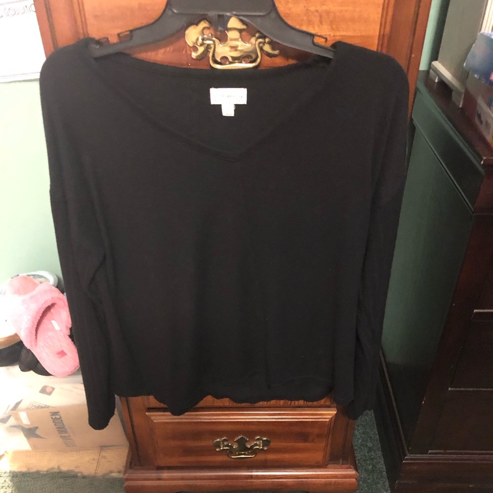 EUC Wonderly Studio V-Neck Pullover Long Sleeve Top
